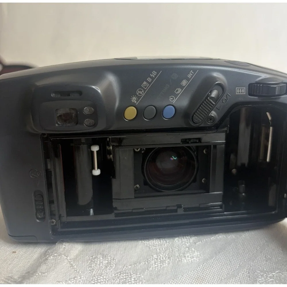Pentax Zoom 105-R 38mm 105mm Film Camera w/ Strap Black UNTESTED TURNS ON
